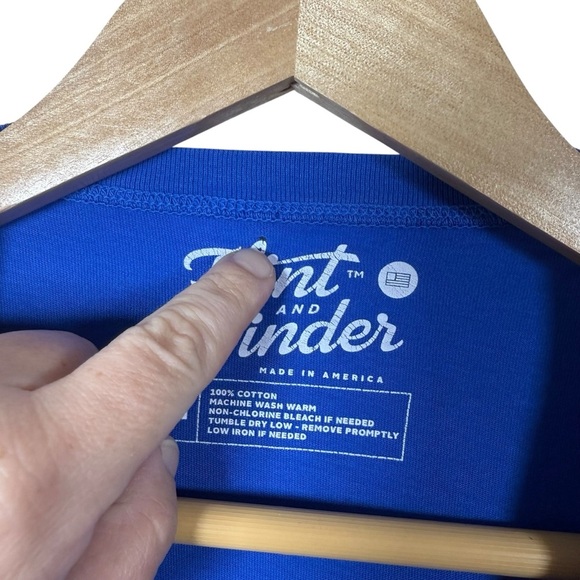 Flint & Tinder Men’s Soft Washed Pocket V-Neck Tee in Royal Blue Size M - Picture 6 of 7